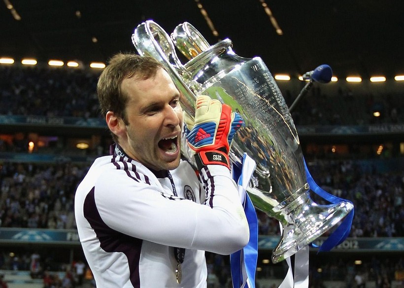 Cech là một trong những người hùng giúp Chelsea đăng quang Champions League.

