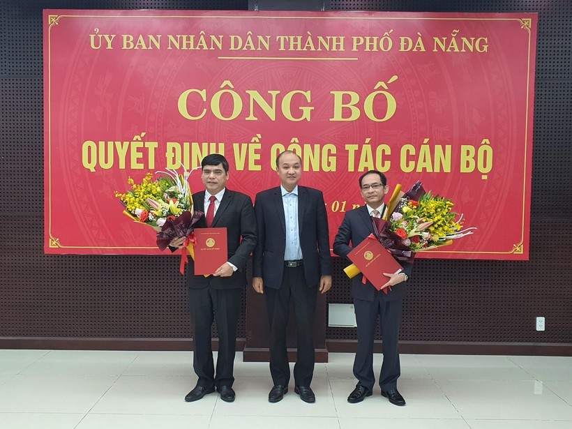  Ông Lê Quang Nam (giữa) – Phó Chủ tịch UBND TP Đà Nẵng trao các quyết định bổ nhiệm chức vụ Giám đốc Sở KH&CN và chức vụ Giám đốc Sở LĐTB&XH. 