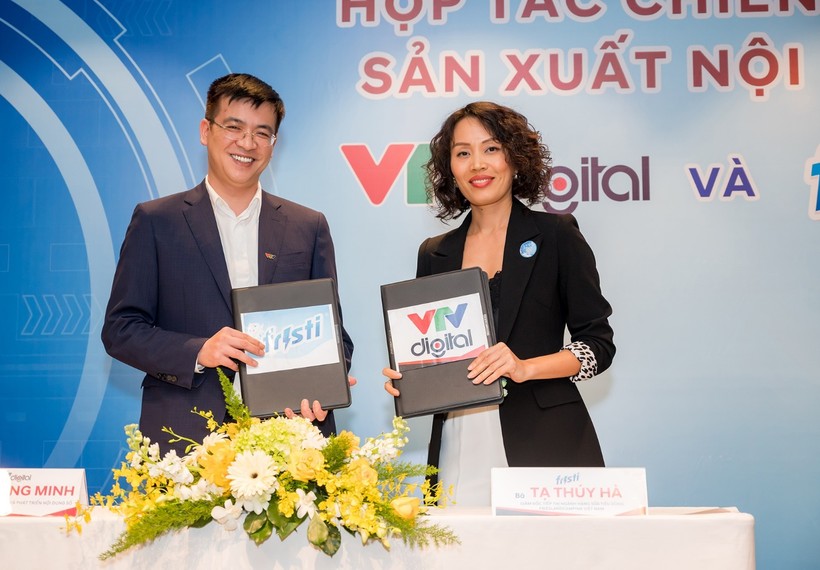 Nhà báo Lê Quang Minh, Giám đốc VTV Digital (trái) và Bà Tạ Thúy Hà, Giám đốc Tiếp thị Ngành hàng Sữa tiêu dùng FCV (phải) tiến hành ký kết hợp tác chiến lược giữa Fristi và VTV Digital.