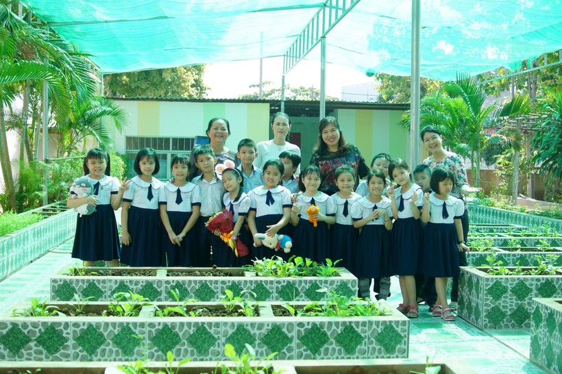 Cô và trò trường Tiểu học Lê Văn Việt (Quận 9, TP. HCM) trong hoạt động trải nghiệm.