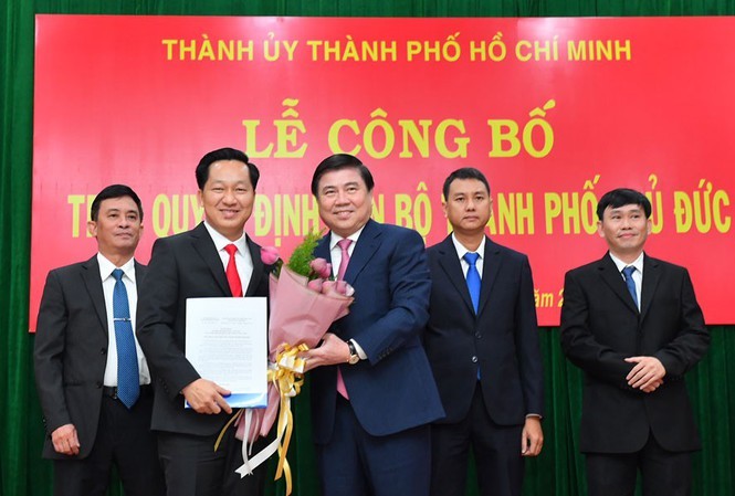 Chủ tịch UBND TPHCM Nguyễn Thành Phong trao quyết định phê chuẩn chức danh chủ tịch UBND TP Thủ Đức cho ông Hoàng Tùng (trái) và 3 Phó Chủ tịch UBND TP Thủ Đức