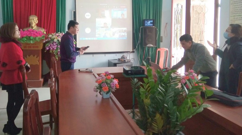 Ban giám hiệu và giáo viên Tin học trường Tiểu học Thị trấn Tân An chuẩn bị thiết bị kết nối với điểm cầu chính vào sáng ngày 22/01/2021