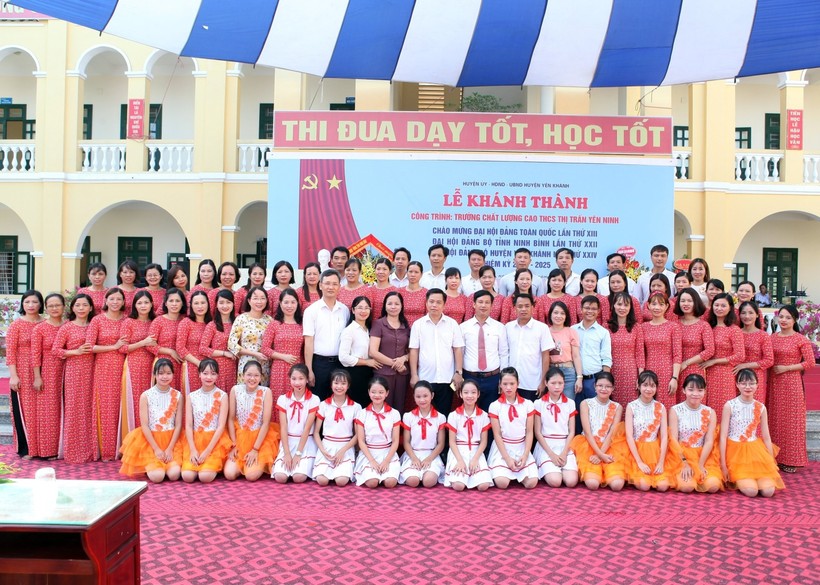 Lãnh đạo Phòng GD&ĐT huyện Yên Khánh chụp ảnh lưu niệm cùng thầy trò nhà trường.