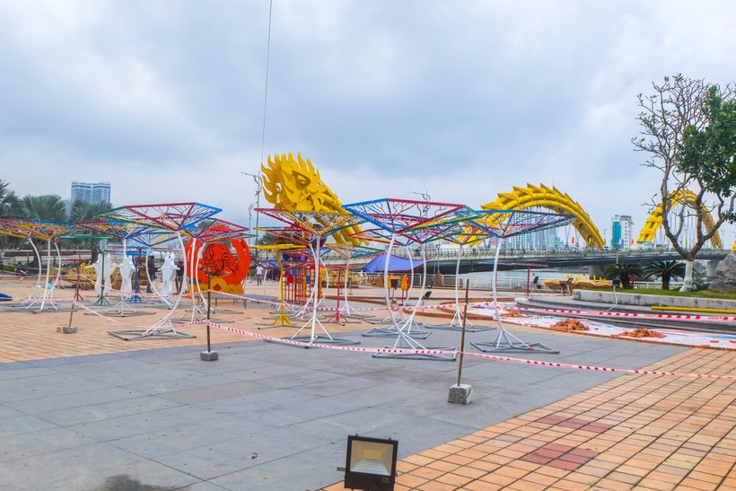 Khu vực trang trí hoa tết tại bờ Tây cầu Rồng TP Đà Nẵng.