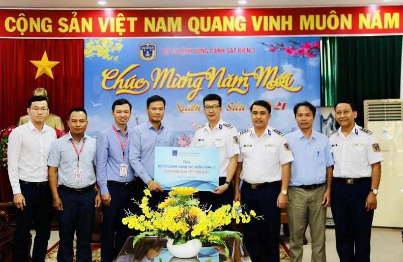  PV GAS đã trao tặng 100 phần quà cho các cán bộ, chiến sĩ Bộ Tư lệnh Vùng Cảnh sát biển 3 tham gia trực chiến trong dịp Tết.