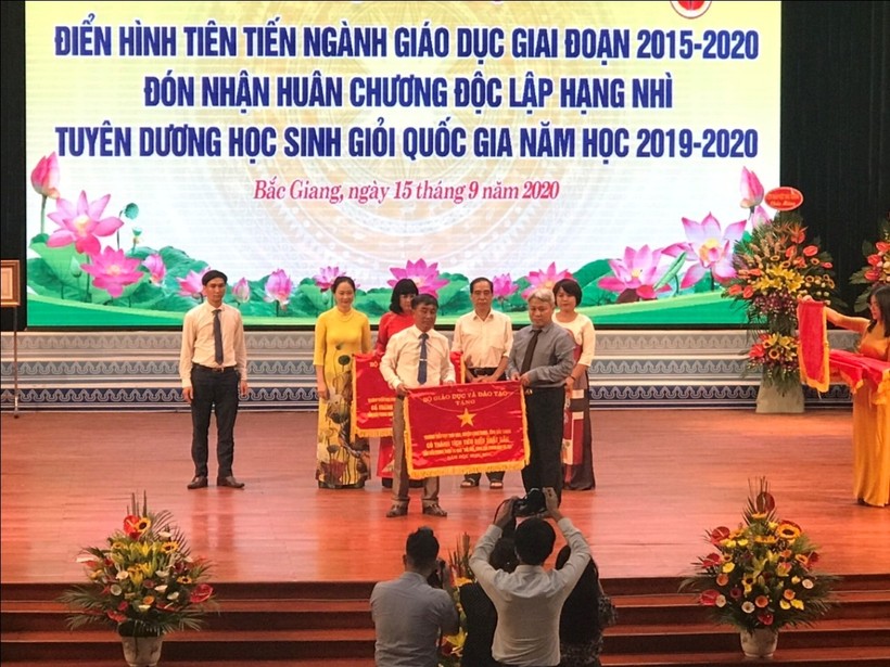 Thầy Dương Đăng Doan – Bí thư chi bộ, Hiệu trưởng nhà trường lên nhận Cờ thi đua
