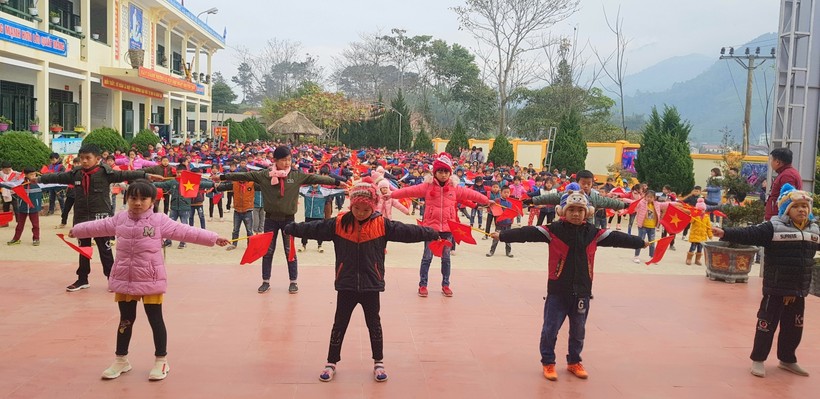 Tập thể dục giữa giờ của các em học sinh trường PTDTBT tiểu học Ngán Chiên