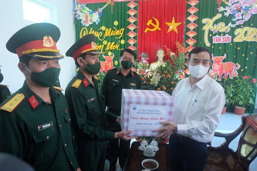 Ông Lê Trung Chinh (áo trắng) – Chủ tịch UBND TP Đà Nẵng thăm và chúc Tết các cán bộ chiến sĩ Trung đoàn 971.