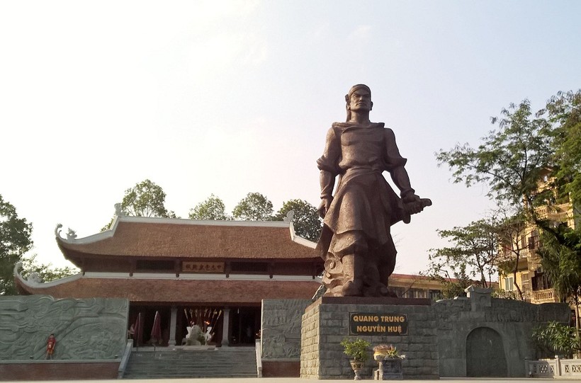 Tượng đài Hoàng đế Quang Trung - Nguyễn Huệ tại Gò Đống Đa.