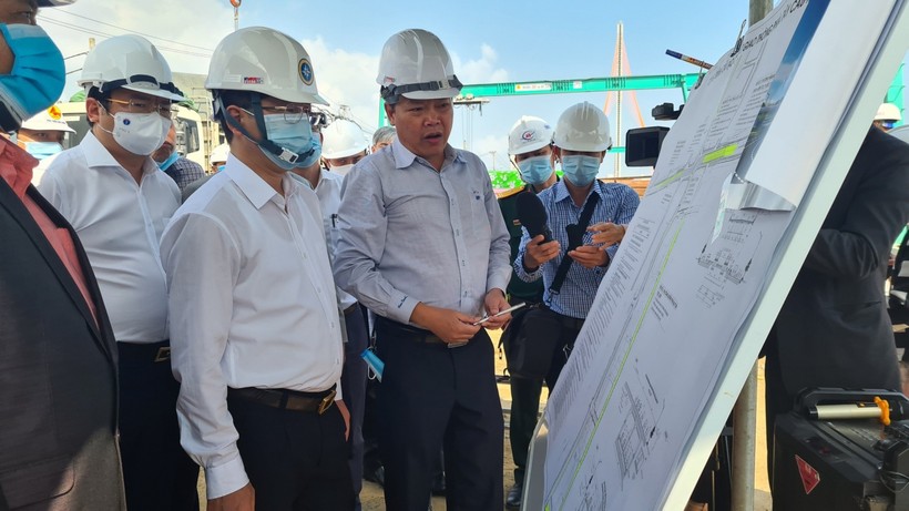 Ông Lê Văn Lâm – Giám đốc BQL dự án đầu tư xây dựng các công trình giao thông TP Đà Nẵng báo cáo với lãnh đạo thành phố về tiến độ công trình cải tạo cụm nút giao thông phía Tây cầu Trần Thị Lý.