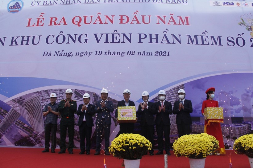Ông Nguyễn Văn Quảng (thứ 4, từ phải sang) – Bí thư Thành ủy Đà Nẵng tặng quà Tết cho BQL và công nhân thi công công trình dự án Công viên phần mềm số 2.
