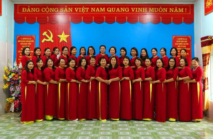 Tập thể cán bộ, giáo viên trường mầm non Việt Vinh