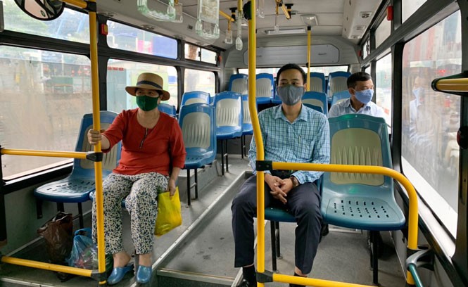 Hà Nội dừng giãn cách hành khách trên phương tiện vận tải công cộng từ ngày 8-3.
