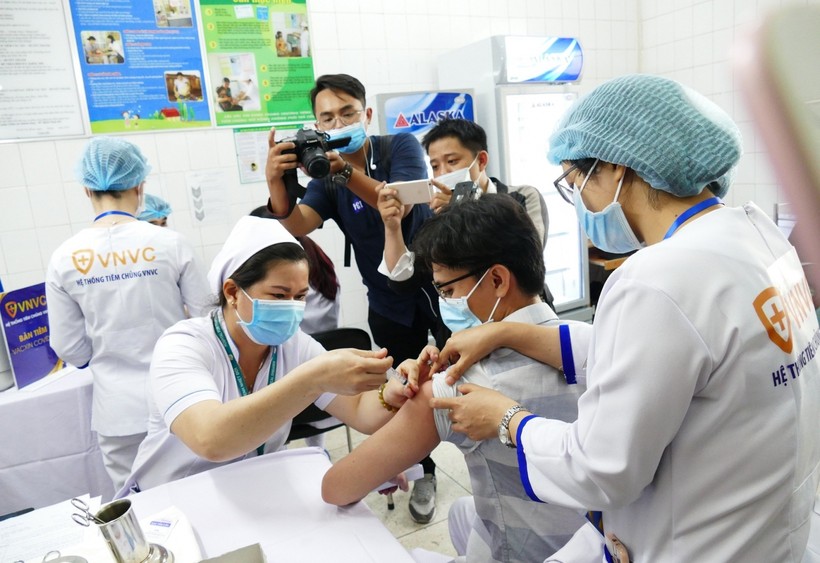 Các nhân viên y tế Bệnh viện Bệnh nhiệt đới TPHCM tiêm vaccine phòng COVID-19 trong sáng 8/3.  Ảnh: VGP/Nguyễn Kim.