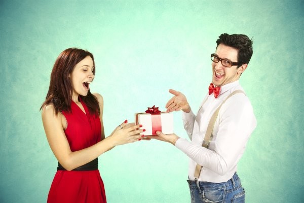 Truyện cười hay: Mua quà cho vợ ở đâu?