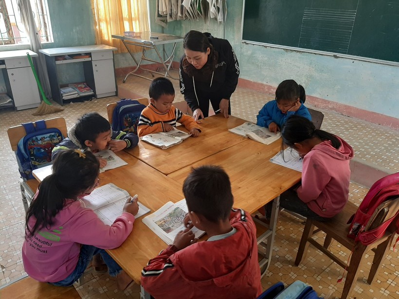 Giờ tập đọc của cô giáo Trần Thị Thúy Hằng (TH Hương Liên, Hà Tĩnh) với học sinh dân tộc Chứt