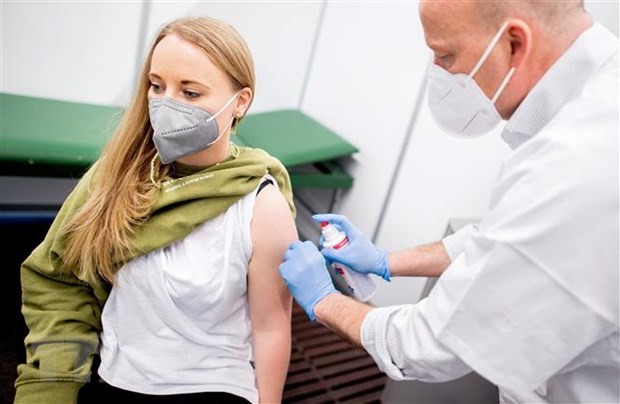 Tiêm vaccine phòng COVID-19 của AstraZeneca cho người dân tại Bremen, Đức. (Ảnh: AFP/TTXVN).
