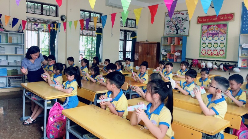 Học sinh lớp 1 tương tác với cô giáo trong giờ dạy Tiếng Việt 1 Cánh Diều.