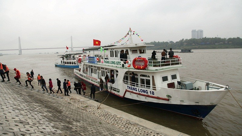 Khách tham gia tour du lịch sông Hồng do Công ty CP Thăng Long GTC tổ chức.