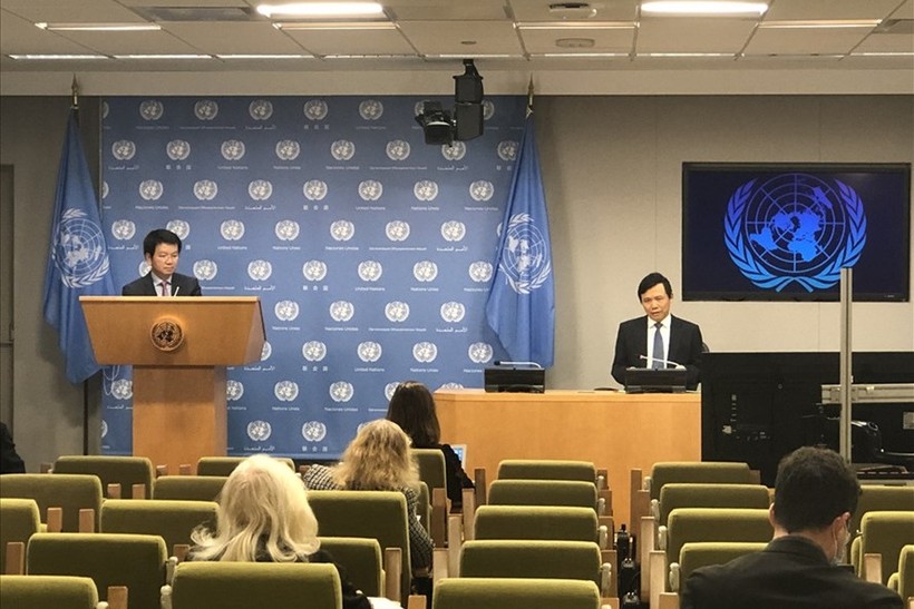 Đại sứ Đặng Đình Quý chủ trì Họp báo quốc tế trên cương vị đại diện nước Chủ tịch Hội đồng Bảo an Liên hợp quốc ngày 1/4 - Ảnh: Bộ Ngoại giao

