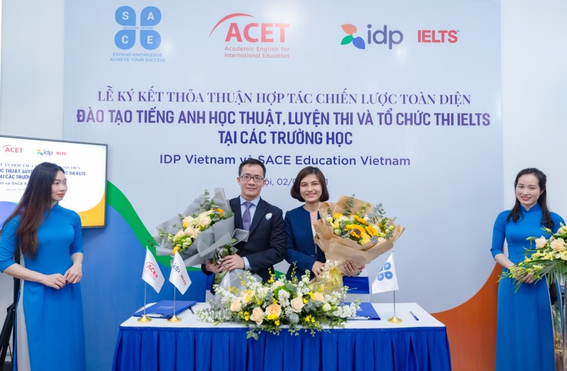 Ký kết giữa Giám đốc điều hành SACE Education Vietnam và Giám đốc IDP Vietnam