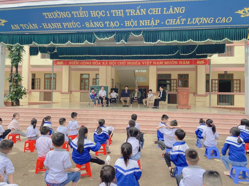 Giao lưu "Hành động nhỏ, Ý nghĩa lớn" của Trường Tiểu học 1 thị trấn Chi Lăng biểu dương các em học sinh nhặt được của rơi trả lại người mất