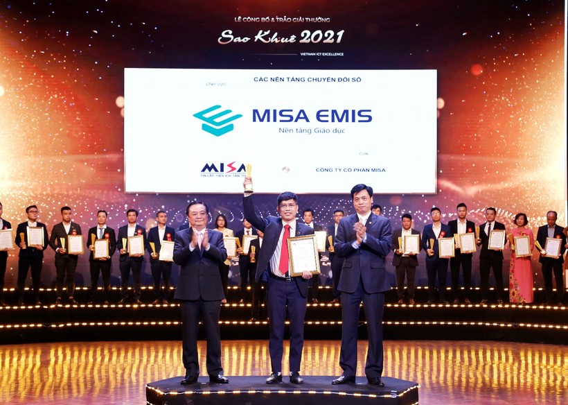 Đại diện MISA nhận giải nền tảng chuyển đổi số tiêu biểu cho MISA EMIS