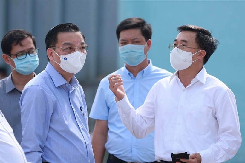 Chủ tịch UBND thành phố Hà Nội và Thứ trưởng Bộ Y tế  Trần Văn Thuấn  trao đổi tình hình phòng chống Covid -19 tại  Bệnh viện K.