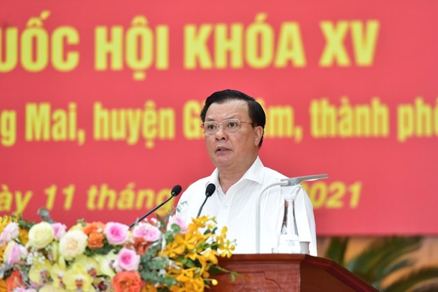 Ủy viên Bộ Chính trị, Bí thư Thành ủy Hà Nội Đinh Tiến Dũng bày tỏ quyết tâm đẩy lùi dịch bệnh Covid -19 với cử tri