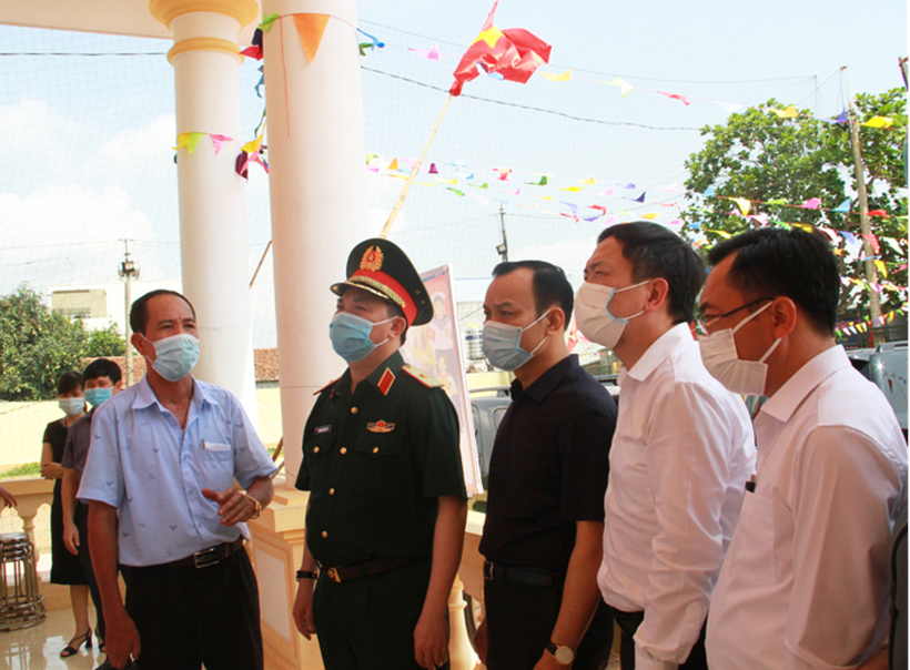 Thiếu tướng Nguyễn Quốc Duyệt, Tư lệnh Bộ Tư lệnh Thủ đô kiểm tra Khu vực bỏ phiếu số 4, thị trấn Liên Quan, huyện Thạch Thất