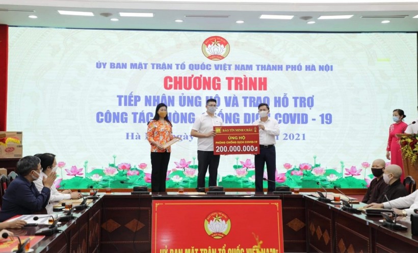 Chủ tịch UBMTTQVN thành phố Hà Nội Nguyễn Lan Hương tiếp nhận ủng hộ của các doanh nghiệp.