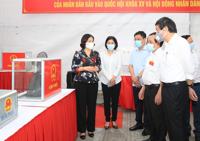 Phó Bí thư Thường trực Thành ủy Nguyễn Thị Tuyến kiểm tra tại khu vực bỏ phiếu số 11, xã Tả Thanh Oai.