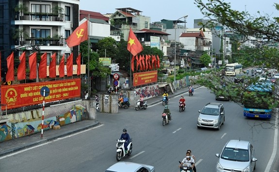 Đường phố Hà Nội rực rõ pano, áp phích đón ngày bầu cử