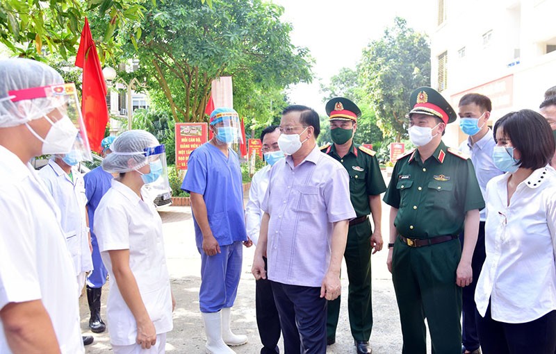Bí thư Thành ủy Đinh Tiến Dũng kiểm tra công tác phòng, chống dịch tại khu cách ly huyện Thạch Thất.