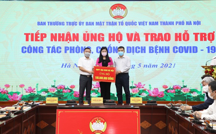 Chủ tịch Ủy ban MTTQ Việt Nam TP Nguyễn Lan Hương trân trọng cảm ơn các nhà tài trợ tại lễ tiếp nhận