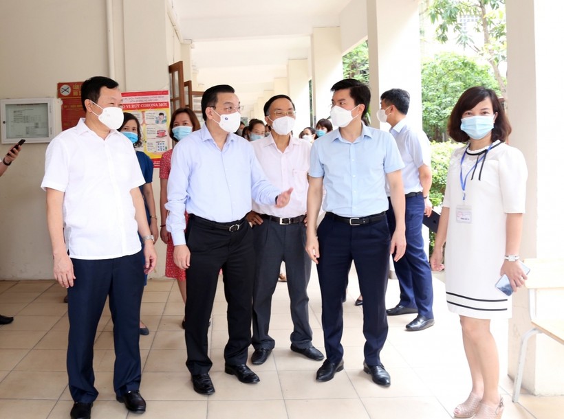 Đoàn kiểm tra số 1 của Thành ủy Hà Nội đi kiểm tra công tác chuẩn bị kỳ thi lớp 10 THPT tại quận Đống Đa