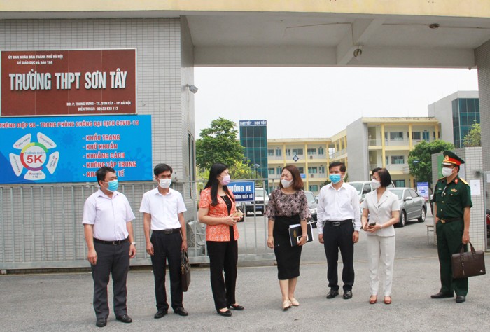 Chủ tịch Ủy ban MTTQ Việt Nam TP Nguyễn Lan Hương kiểm tra tại Trường THPT Sơn Tây