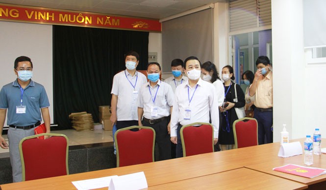 Phó Chủ tịch UBND TP Chử Xuân Dũng kiểm tra tại Trường THPT chuyên Nguyễn Huệ (Quận Hà Đông).