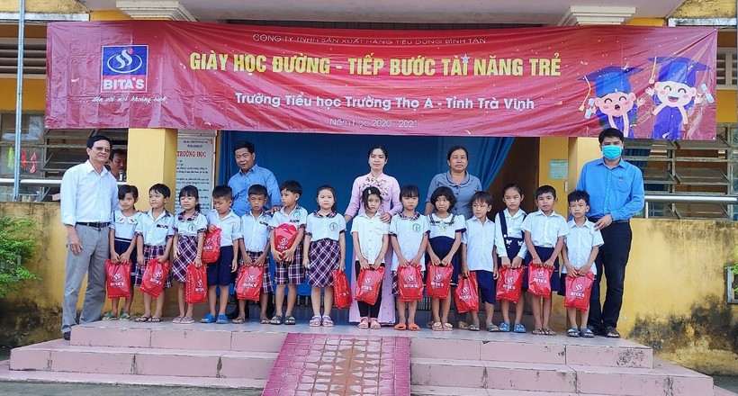 Bita’s trao quà cho học sinh tại Trường tiểu học Trường Thọ A của tỉnh Trà Vinh