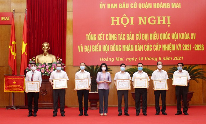 Phó Chủ tịch HĐND Thành phố Phùng Thị Hồng Hà chúc mừng và trao Bằng khen của TP và cho các tập thể, cá nhân tiêu biểu