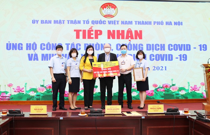 Chủ tịch Ủy ban MTTQVN Thành phố Nguyễn Lan Hương tiếp nhận ủng hộ của Công ty Sumi-Hanel