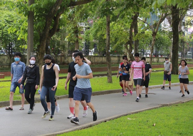 Từ 0h00 ngày 26/6, UBND TP Hà Nội cho phép người dân hoạt động thể dục-thể thao ở công viên, ngoài trời