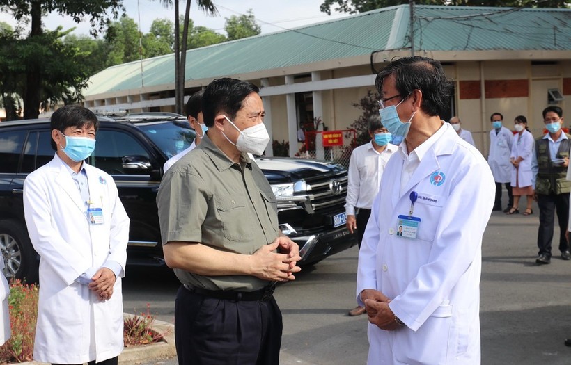Đoàn công tác của Chính phủ do Thủ tướng Chính phủ Phạm Minh Chính dẫn đầu kiểm tra công tác phòng, chống dịch và điều trị bệnh nhân COVID-19 tại Bệnh viện Đa khoa tỉnh Bình Dương. (Ảnh: TTXVN phát).