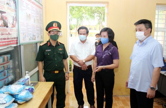 Trưởng ban Tuyên giáo Thành ủy Bùi Huyền Mai kiểm tra công tác chuẩn bị cơ sở vật chất, trang thiết bị y tế tại Trường THPT Nguyễn Du.