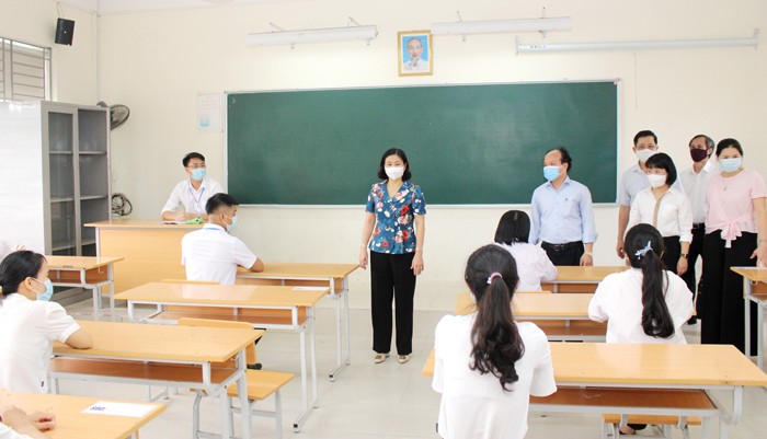 Phó Bí thư Thường trực Thành ủy Nguyễn Thị Tuyến kiểm tra công tác diễn tập tại điểm thi Trường THPT Đông Mỹ.