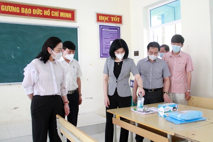 Phó Chủ tịch HĐND thành phố Phùng Thị Hồng Hà kiểm tra tại điểm thi Trường THPT Ứng Hòa B