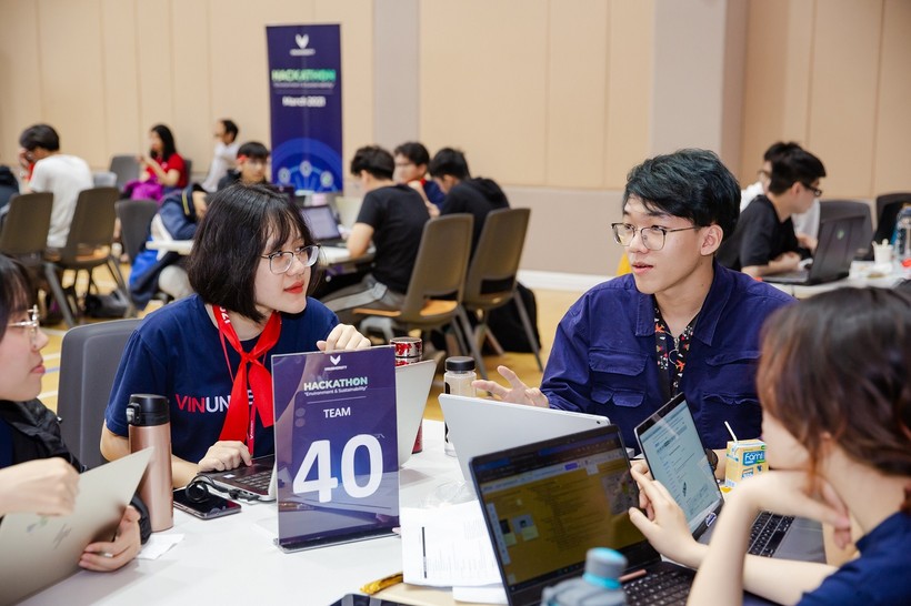 Võ Minh Quân (giữa) cùng các bạn cộng sự trong cuộc thi VinUni Hackathon 2021.