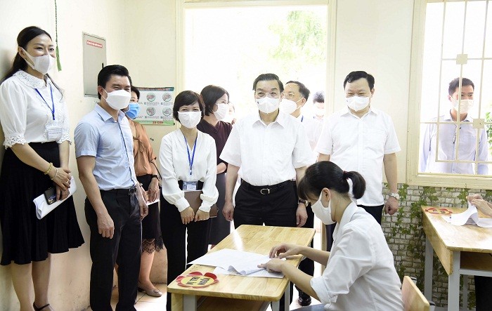 Chủ tịch UBND TP Chu Ngọc Anh kiểm tra tại điểm thi Trường THCS Bế Văn Đàn, quận Đống Đa