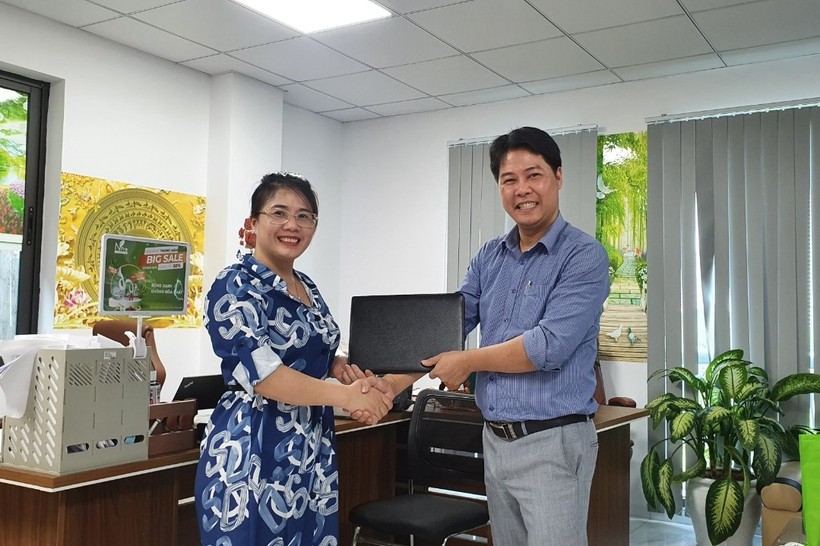 Đại diện Trường Huấn luyện Doanh nhân CEO Việt Nam ký hợp tác cùng đại diện doanh nghiệp