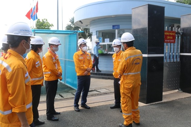 Lãnh đạo Ban ATMT PV GAS và lãnh đạo KĐN kiểm tra tình hình chuẩn bị phòng chống dịch Covid-19 tại Trung tâm Phân phối Khí Nhơn Trạch (Đồng Nai).
